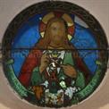 25. Vitráž v kruhovom okne nad oltárom v kostole sv. Ladislava v Necpaloch s erbom rodu Justhovcov (2015)